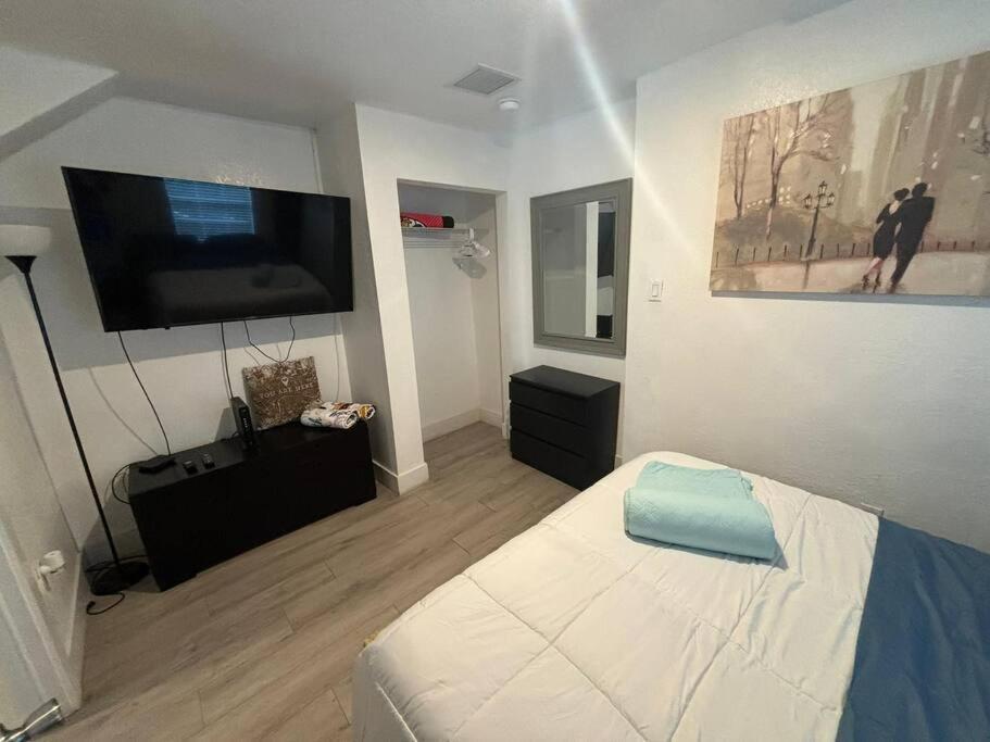 Quiet & Centrally Located House - Private Parking, Laundry And Storage For Luggage Miami Eksteriør bilde