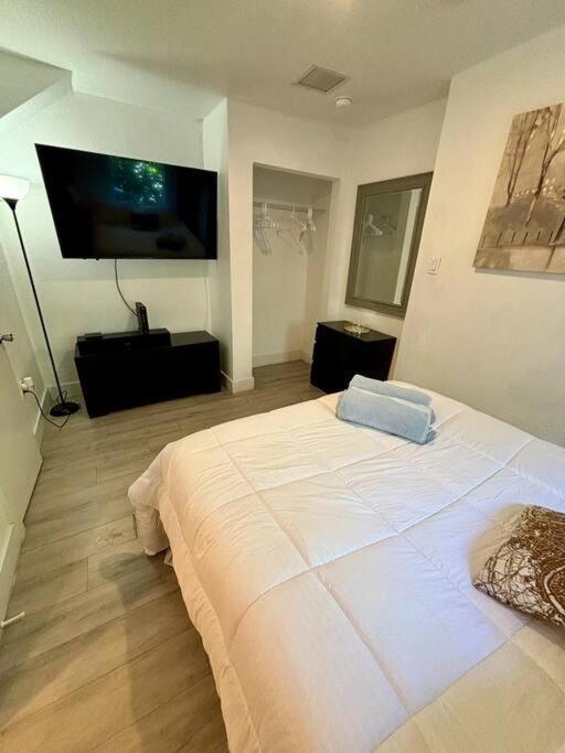 Quiet & Centrally Located House - Private Parking, Laundry And Storage For Luggage Miami Eksteriør bilde